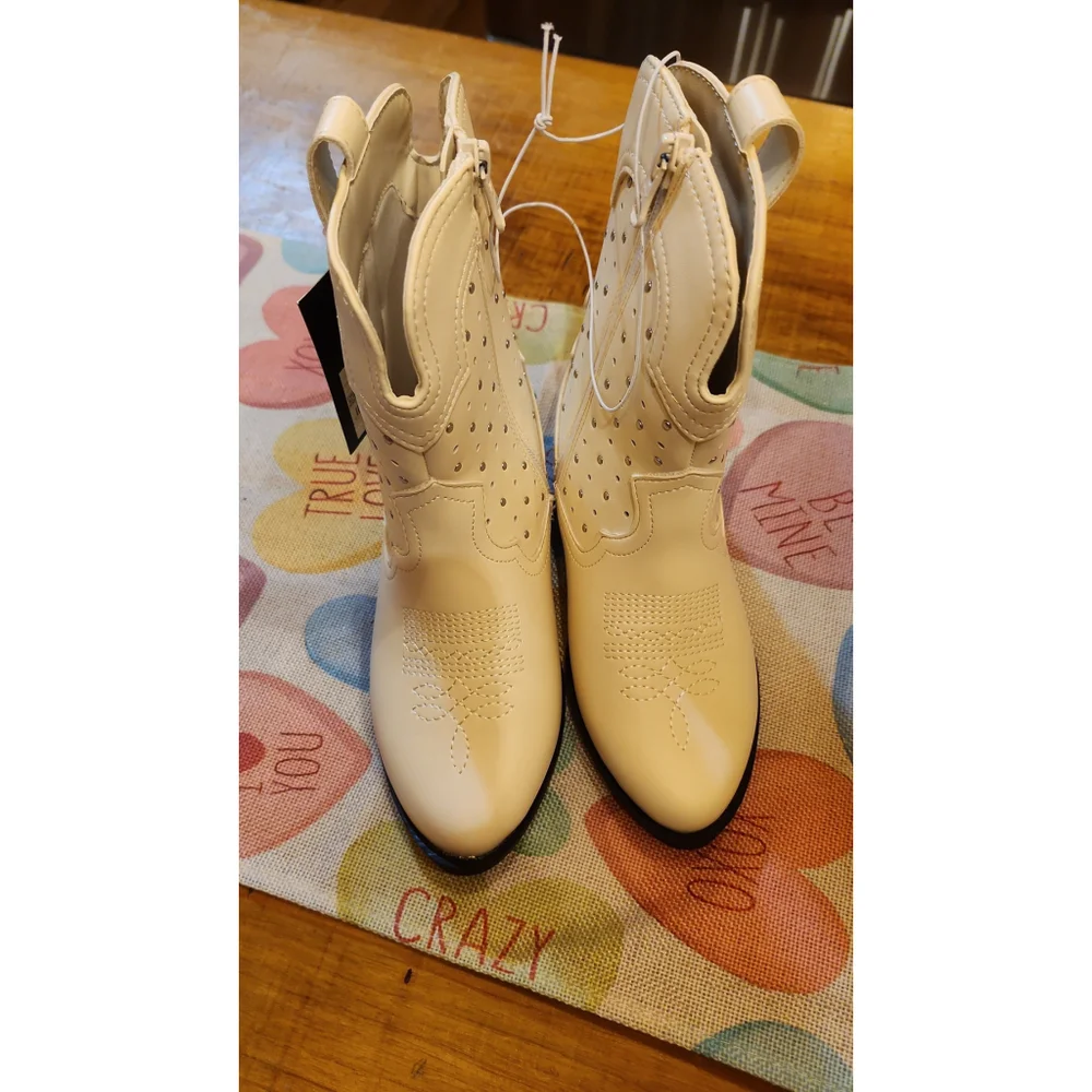 Art Class Size 13 White Studded Cowgirl Boots